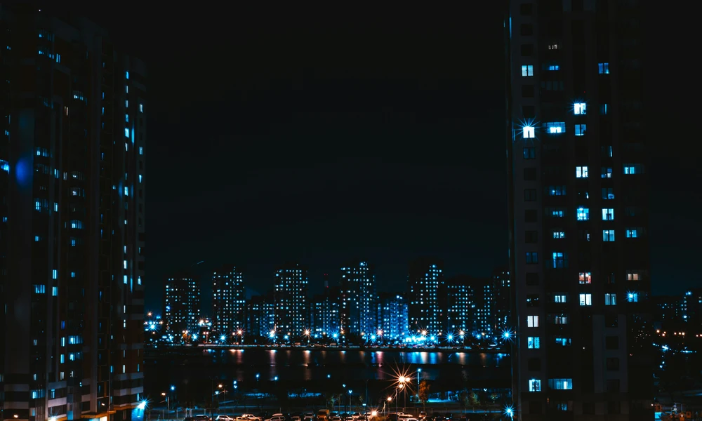 City at night: switch your FiveM server between the Legacy and Enhanced builds